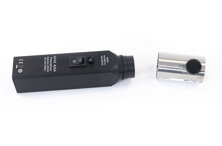 Standard coupler detached from pistonphone